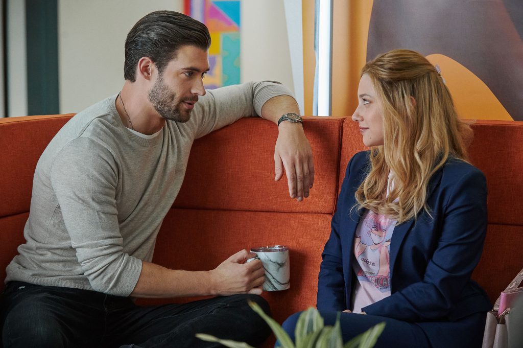 Look Both Ways. L to R: David Corenswet as Jake and Lili Reinhart as Natalie. Cr. Felicia Graham/Netflix © 2022